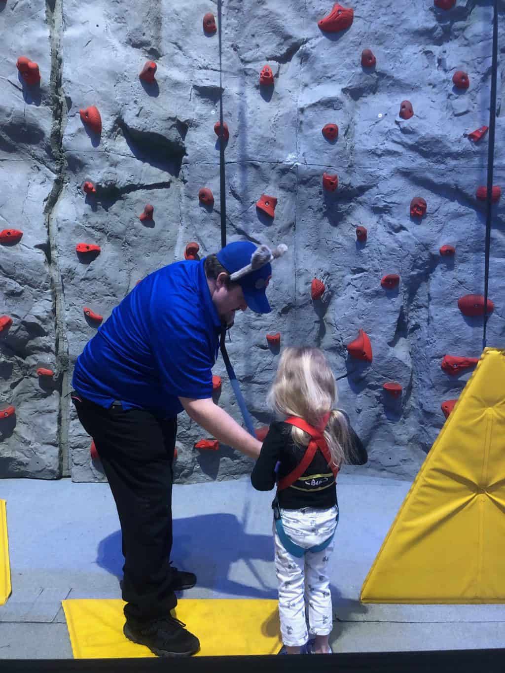 great wolf lodge rock wall