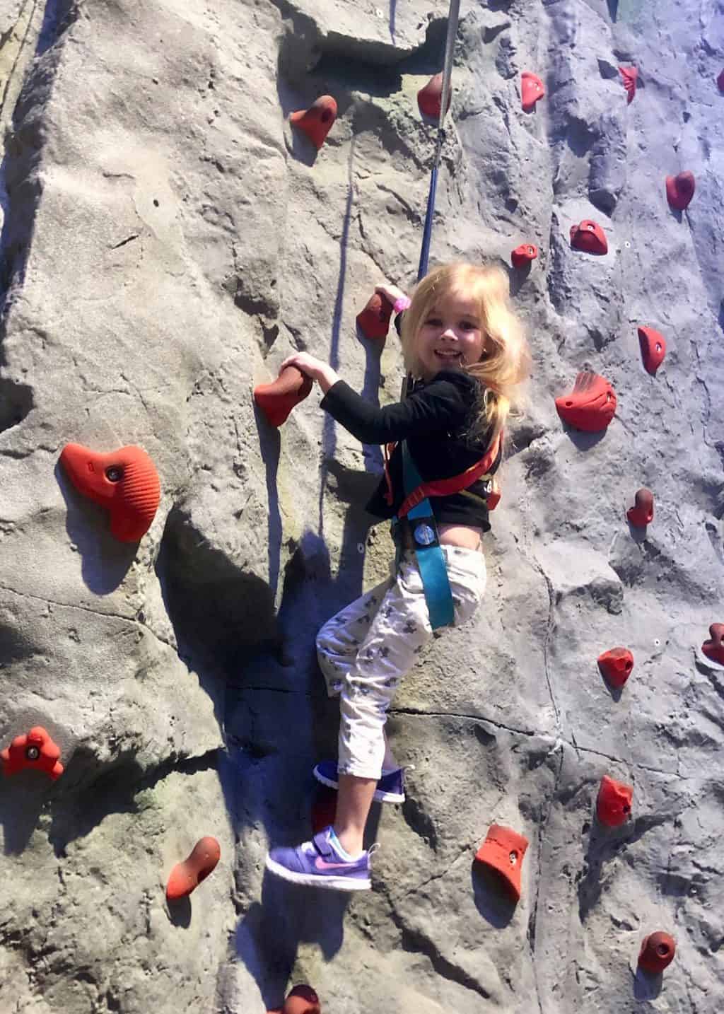 great wolf lodge rock wall