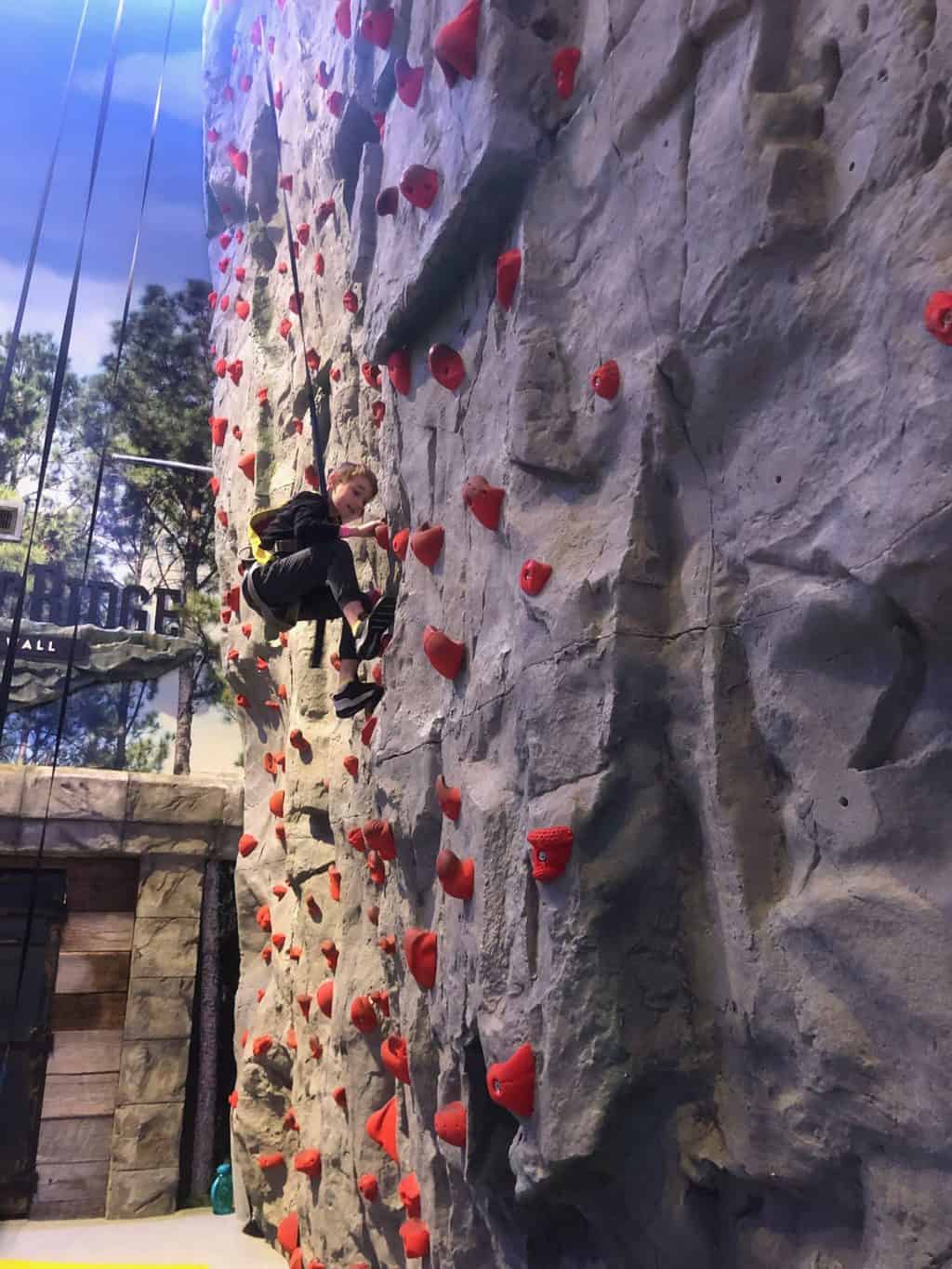 great wolf lodge rock wall