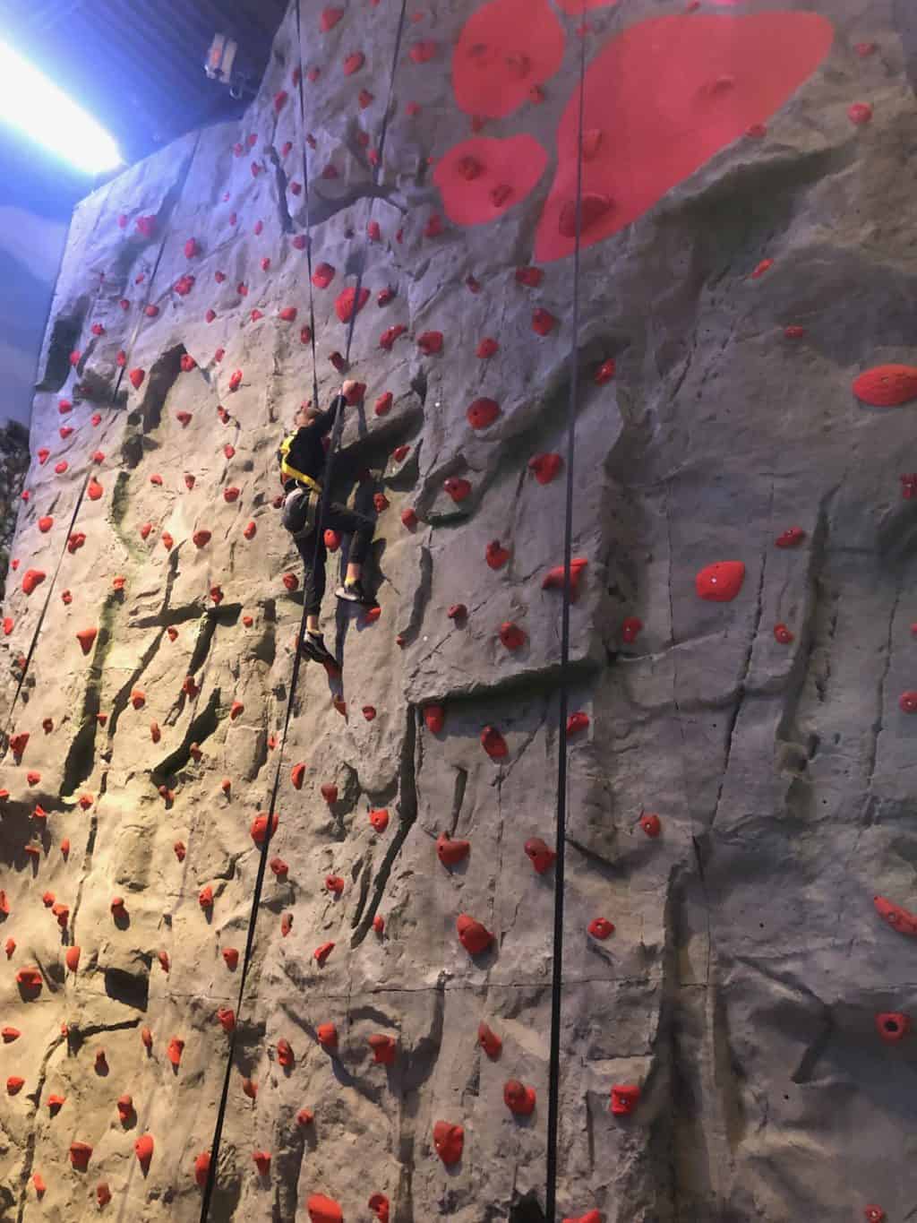 great wolf lodge rock wall