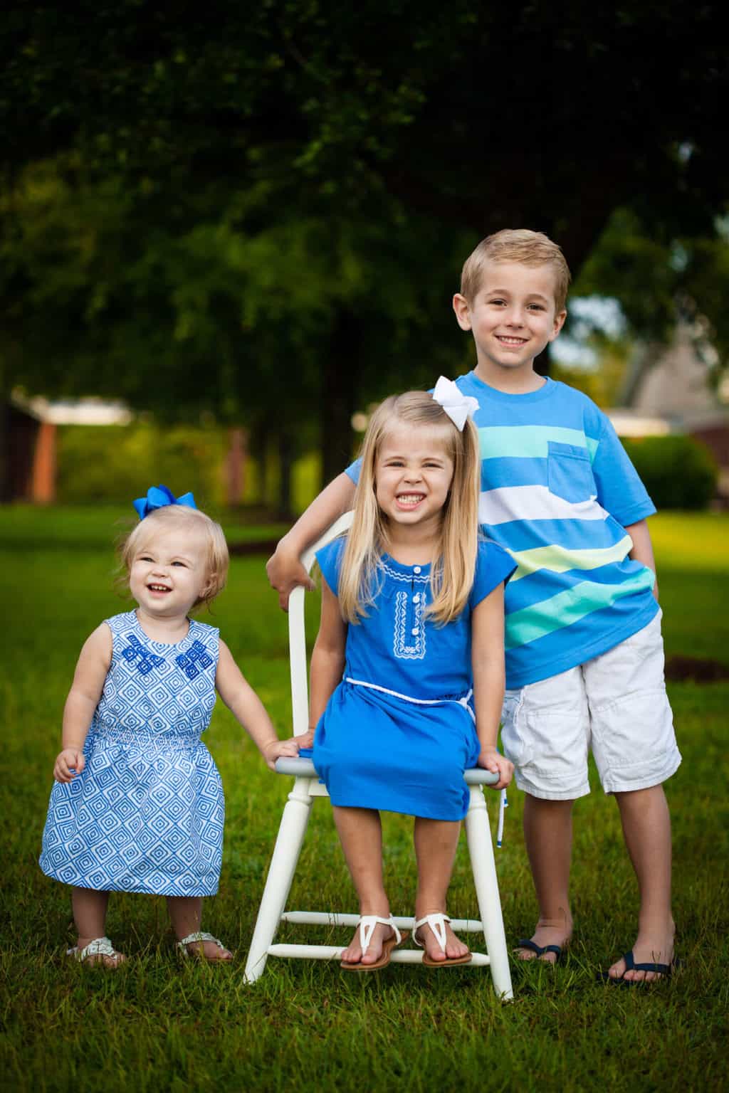 Best Summer Sibling Photo Ideas - What to Wear and More!