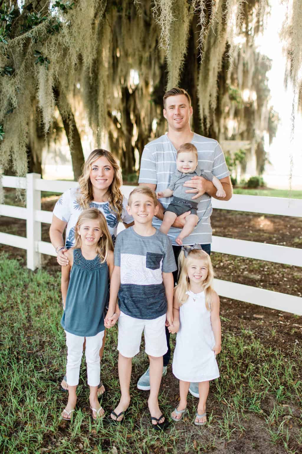 Best Summer Family Photo Ideas for family of 6 - What to Wear and More!