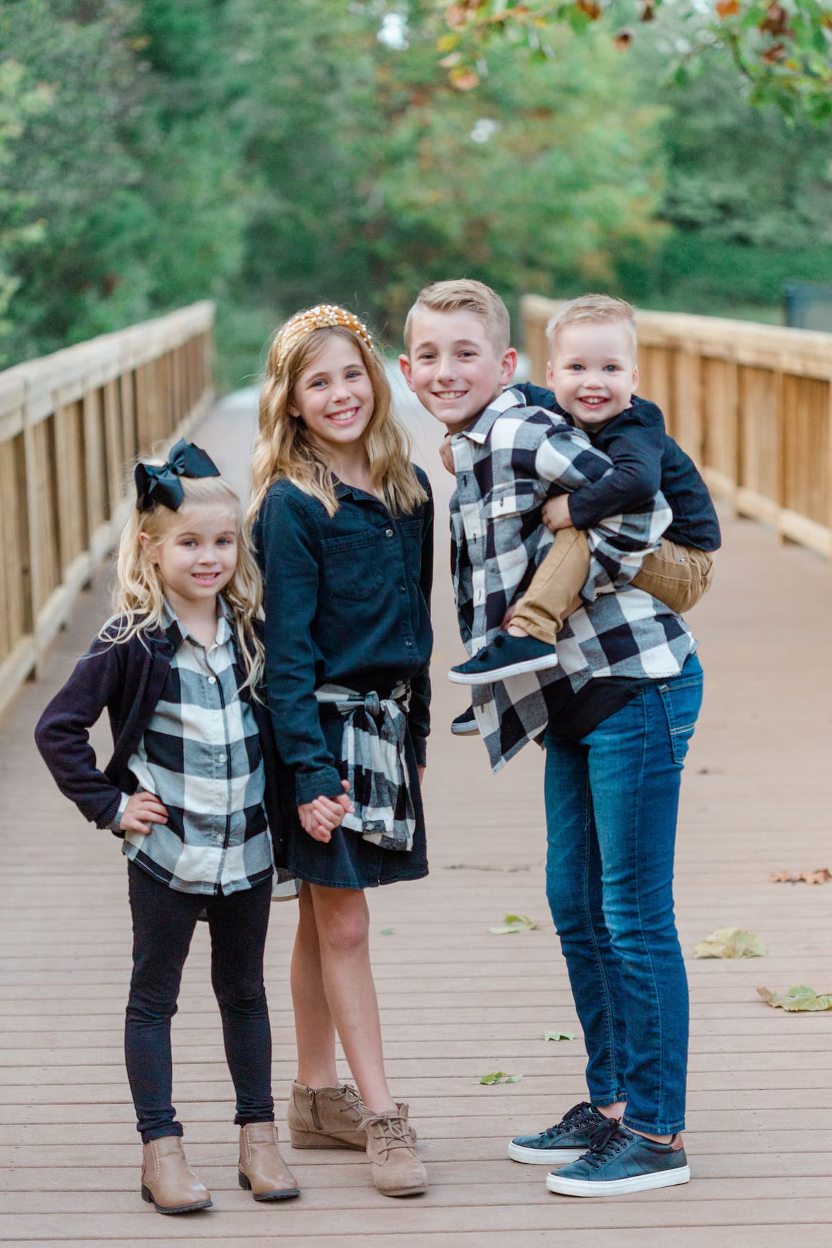 family picture ideas outside fall winter