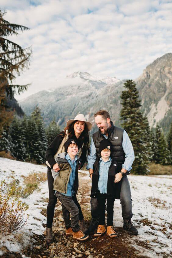 family picture ideas outside winter