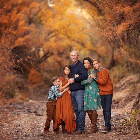 family picture ideas outside fall