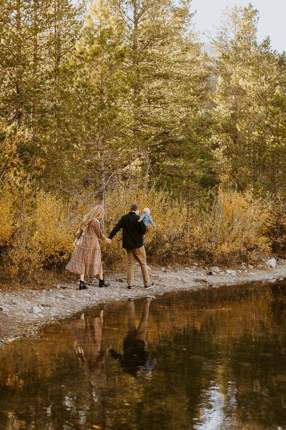 family picture ideas outside fall