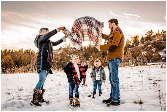 family picture ideas outside winter