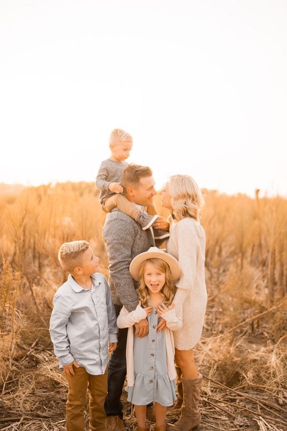 family picture ideas outside fall