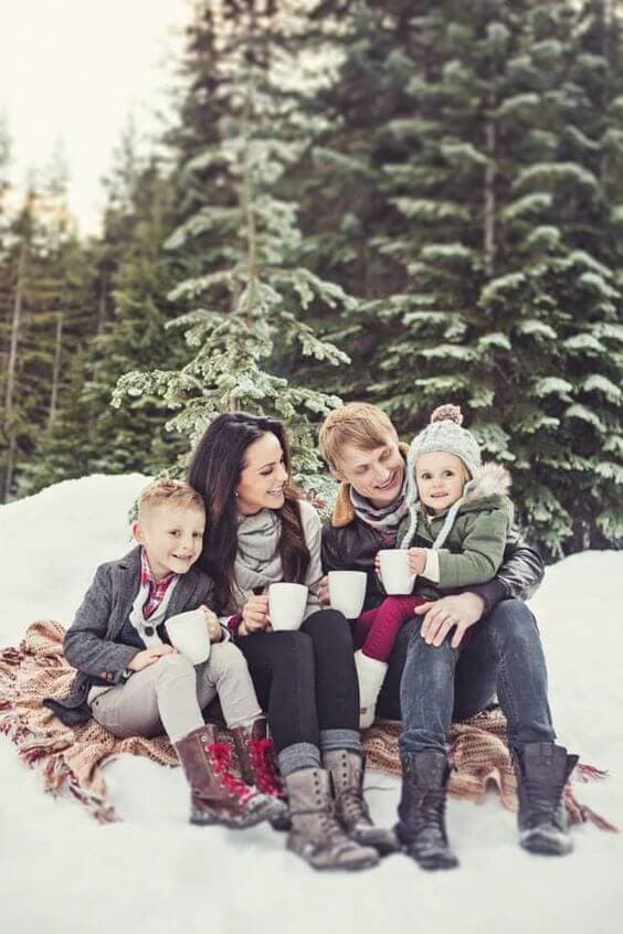 family picture ideas outside winter