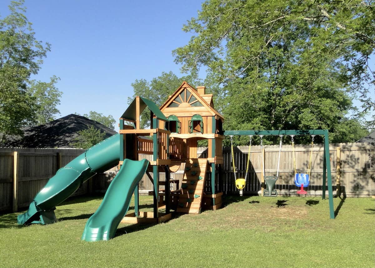 Looking for the best backyard playground? Check out these high-quality, long-lasting play set options! Backyard fun for the whole family!