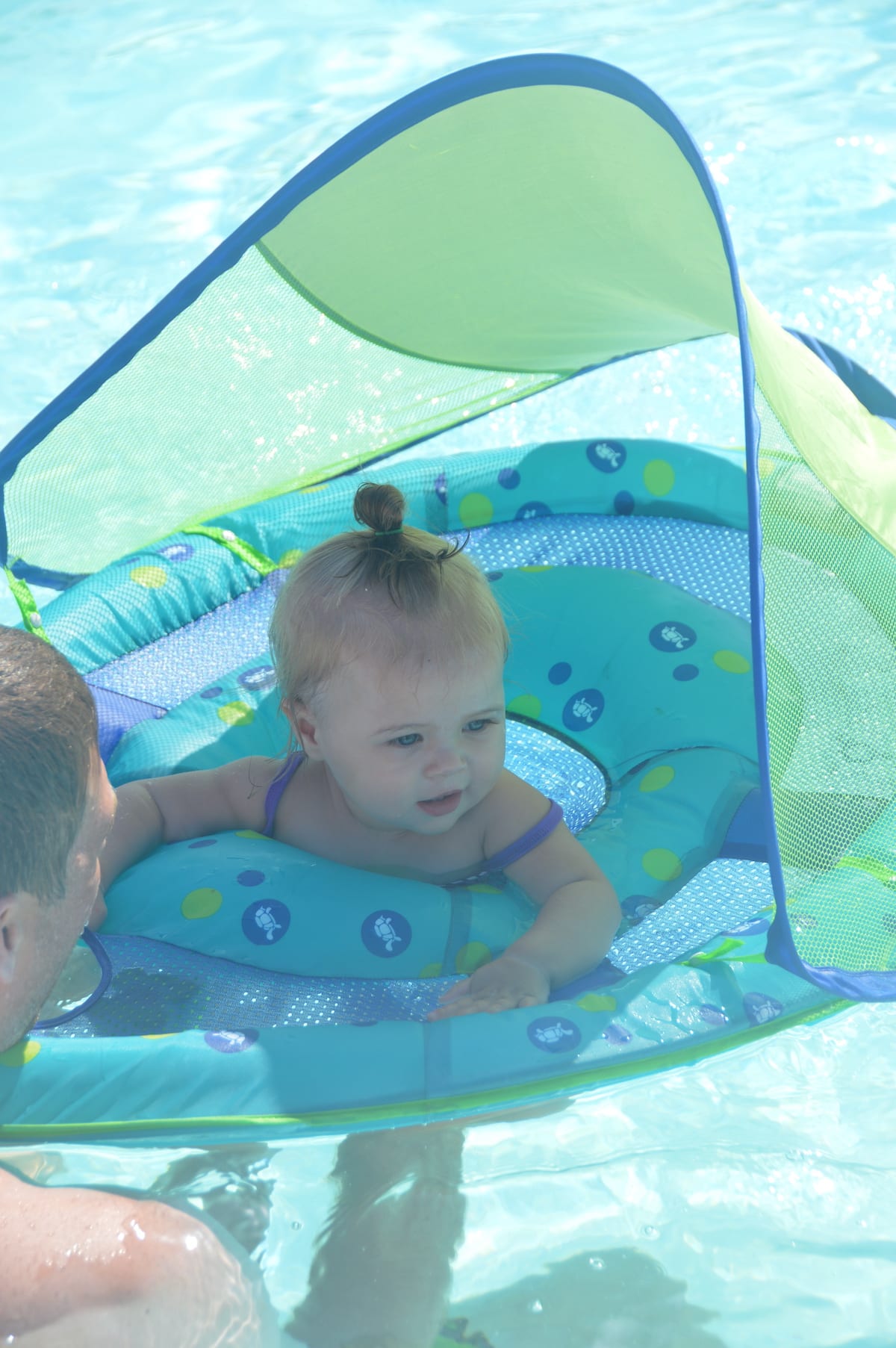 Introducing your baby or toddler to the swimming pool? Swim safety is a must! Here are my top pics for the best baby pool float!