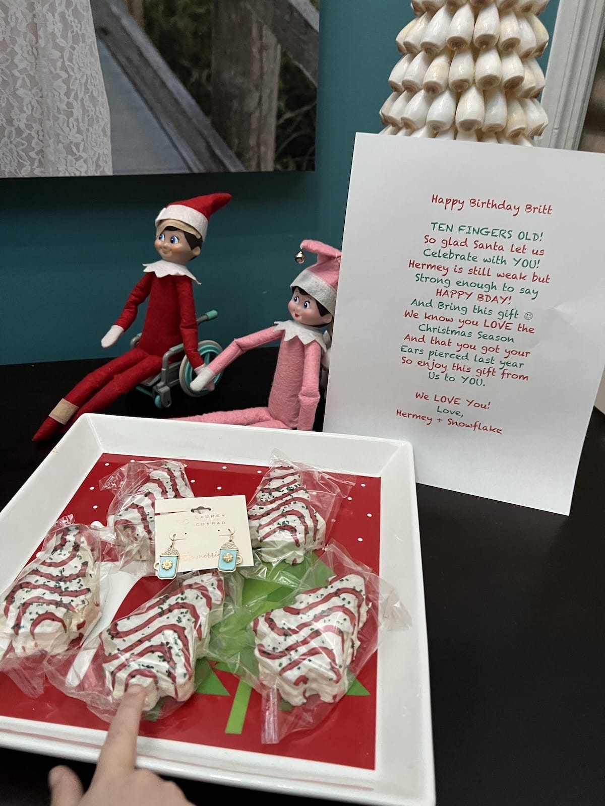 Last Minute Elf on the Shelf Ideas to help save your sanity during the busy holiday season with super easy elf on the shelf insperation!