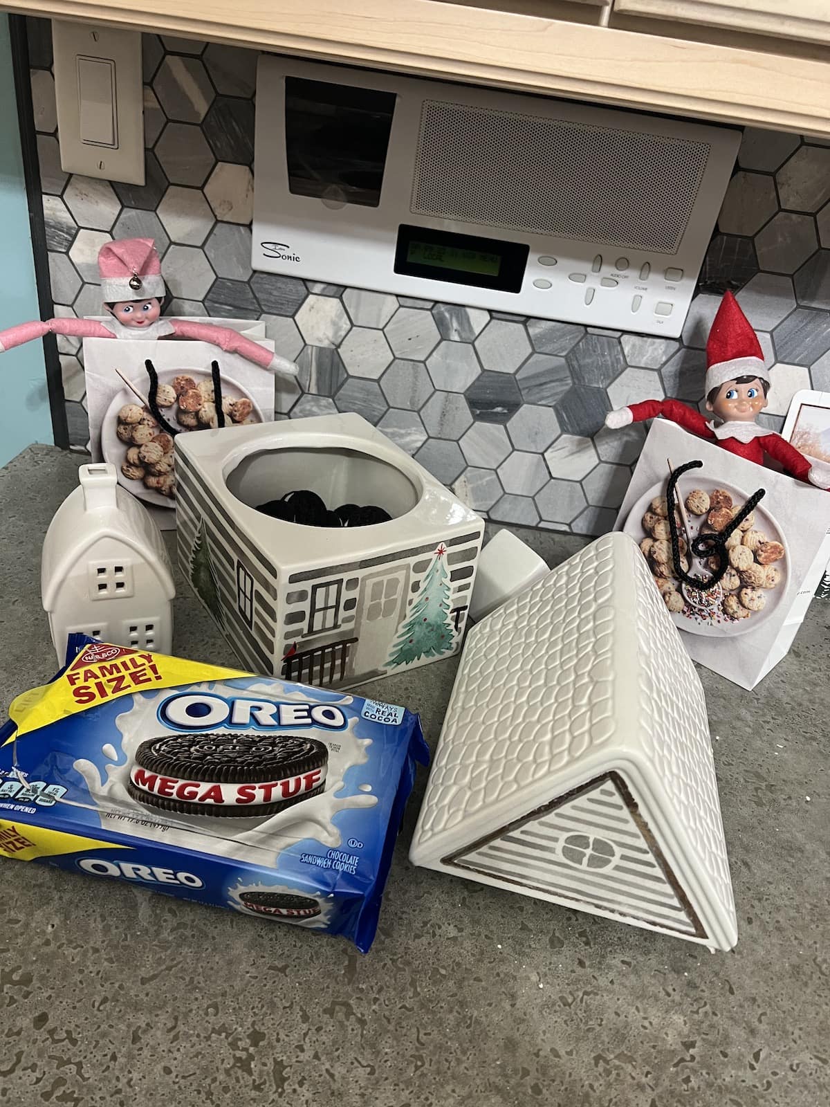 Last Minute Elf on the Shelf Ideas to help save your sanity during the busy holiday season with super easy elf on the shelf insperation!