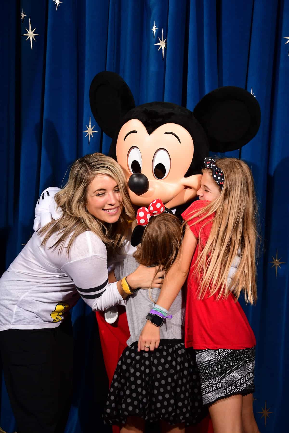 How to meet characters at Disney World - all the tips for Disney World Character Meet and Greets that you need to know! 