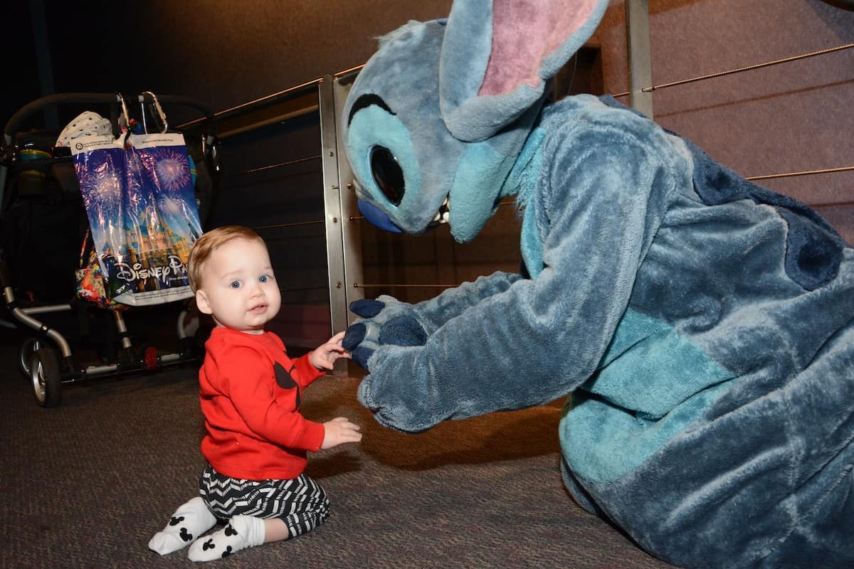 How to meet characters at Disney World - all the tips for Disney World Character Meet and Greets that you need to know! 