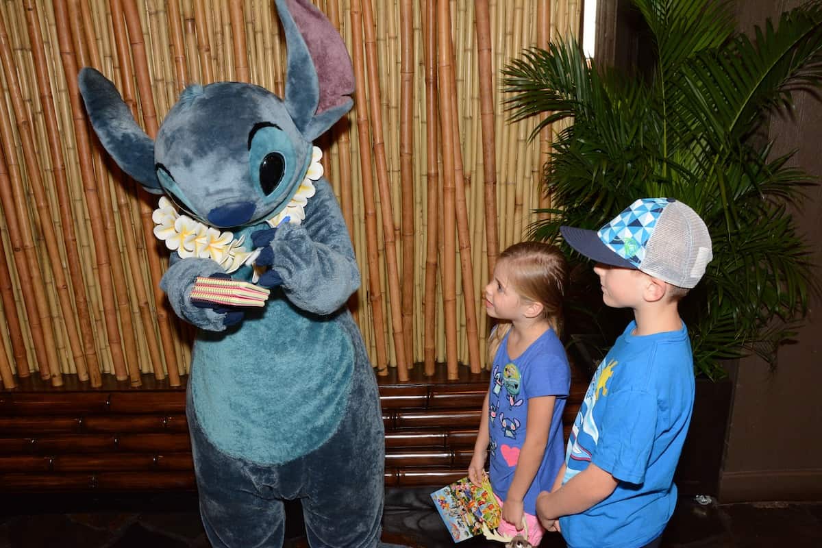 Disney world character autographs and How to meet characters at Disney World - all the tips for Disney World Character Meet and Greets that you need to know! 