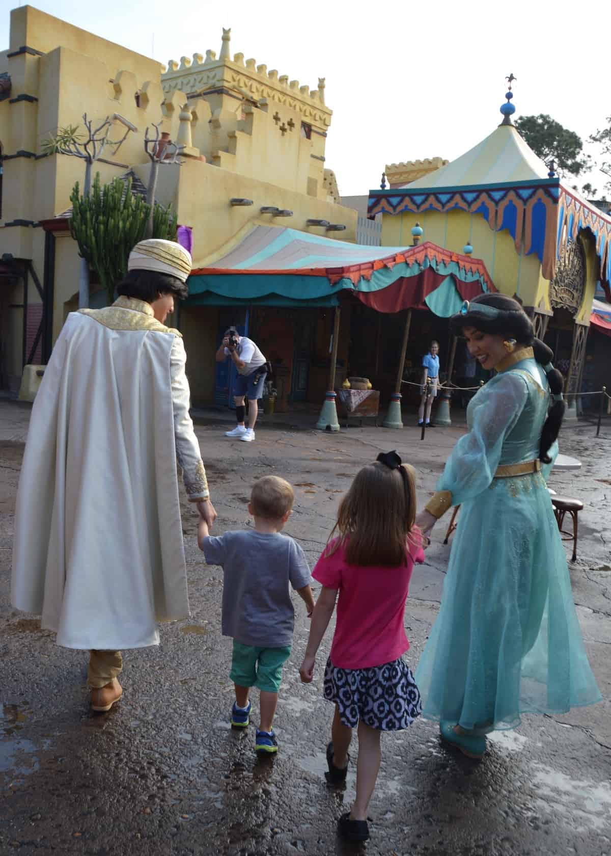 How to meet characters at Disney World - all the tips for Disney World Character Meet and Greets that you need to know! 