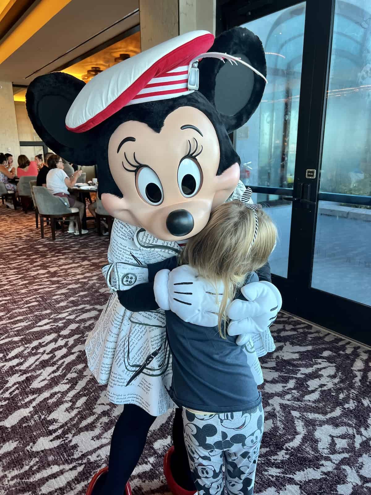 minnie mouse hugs