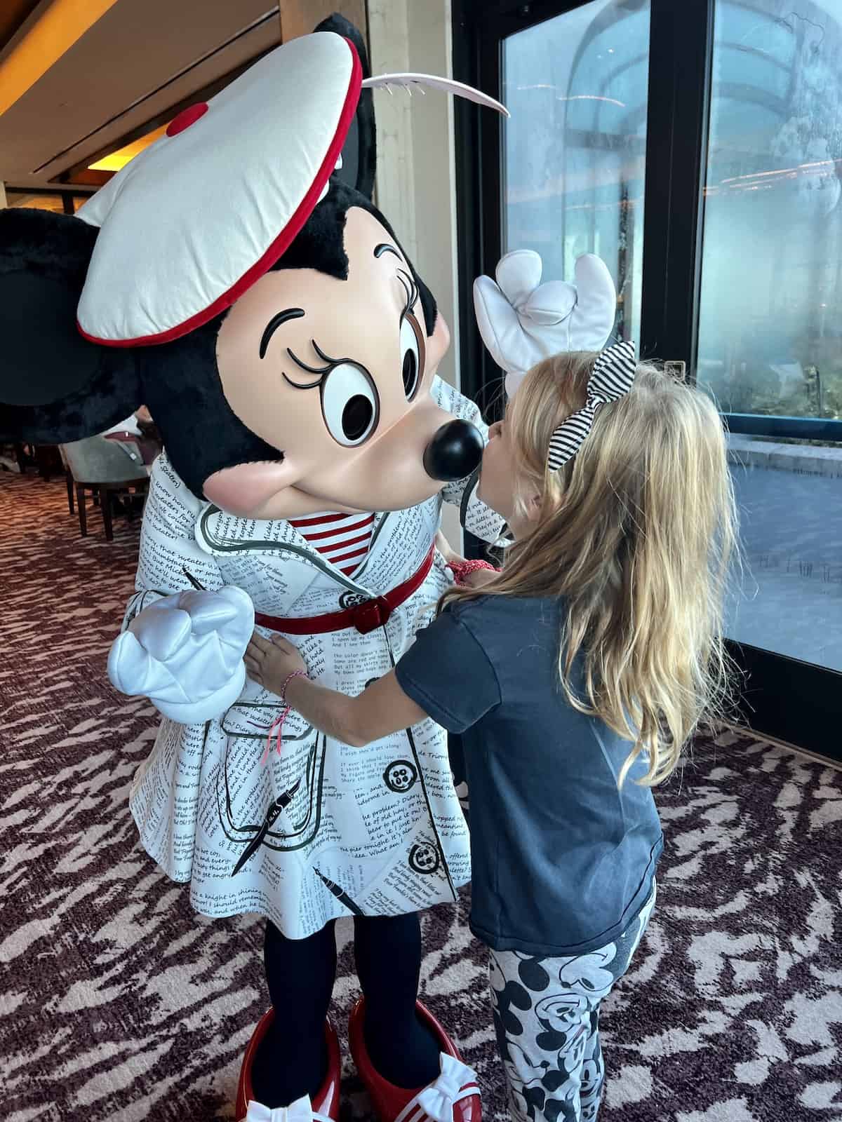 minnie mouse kisses at disney