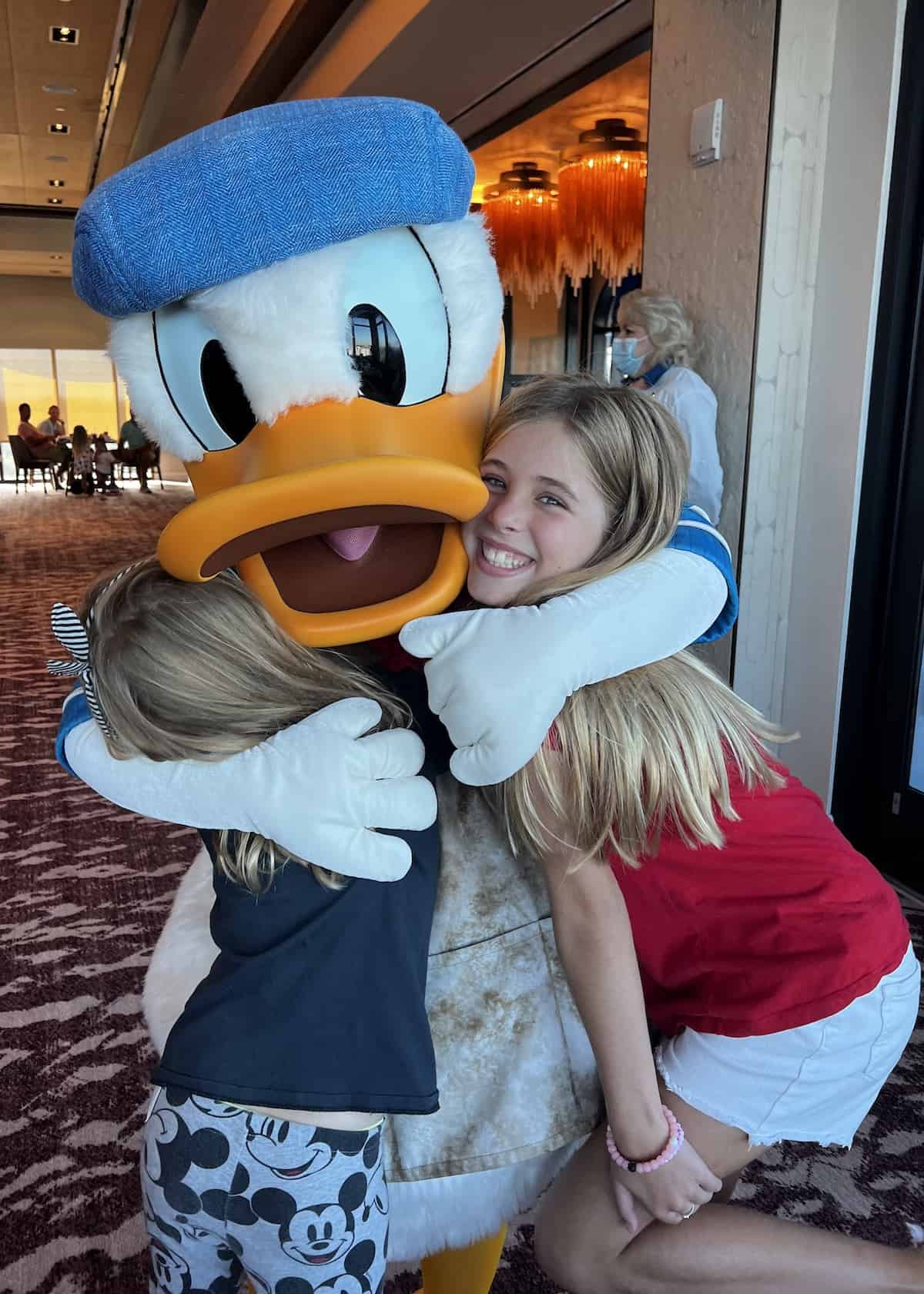 meeting donald duck at disney character dining 