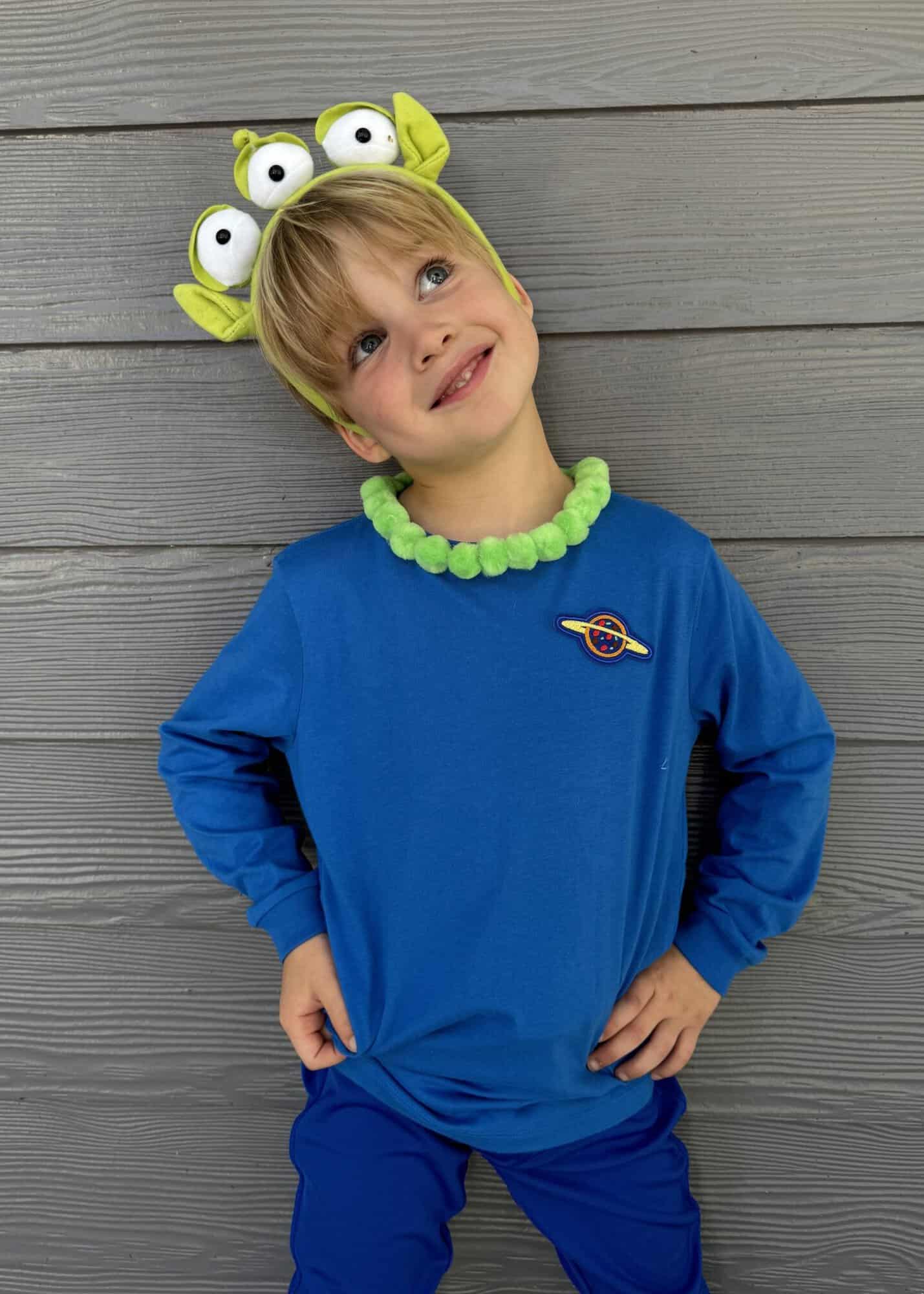 diy toy story family costumes pizza planet alien